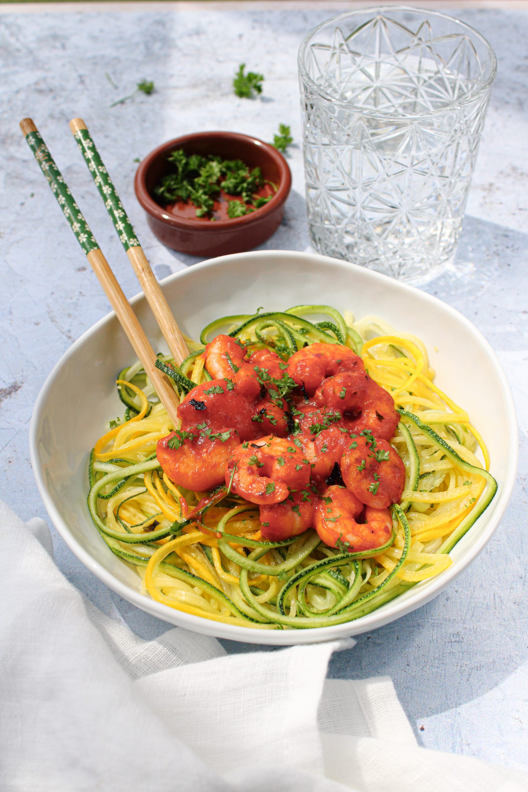 Gezonde courgetti met pittige garnalen in tomatensaus. gezond makkelijk snel lekker lunch diner koolhydraatarm lactosevrij glutenvrij