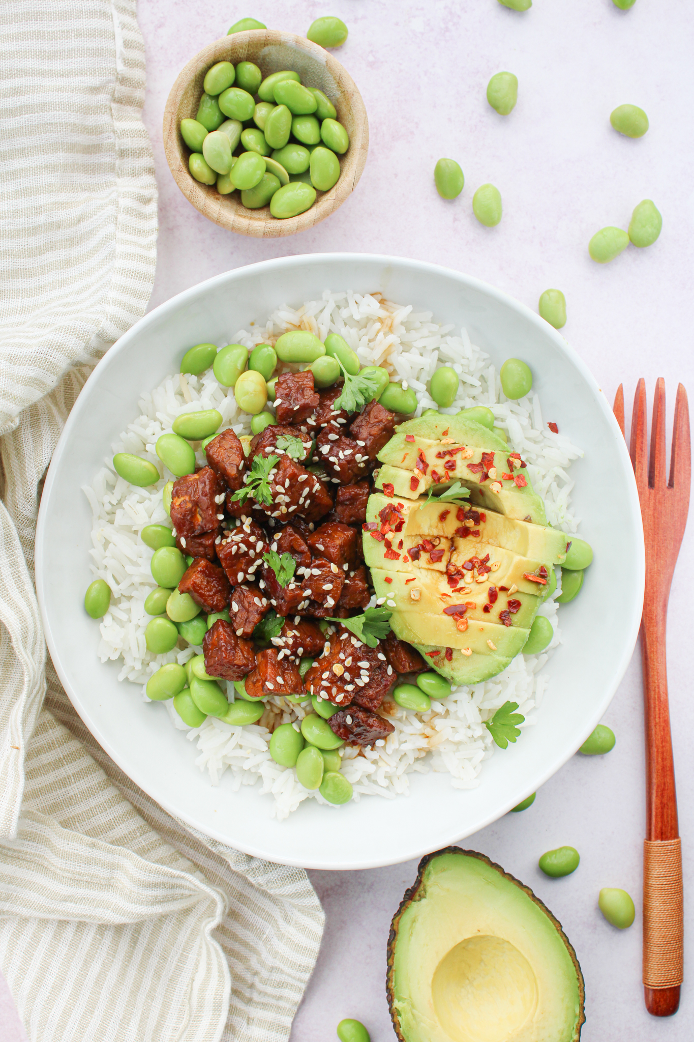 gezonde bowl pokebowl tempeh rijst avocade edamame gezond healthy diner avondeten rijst vegan plantaardig