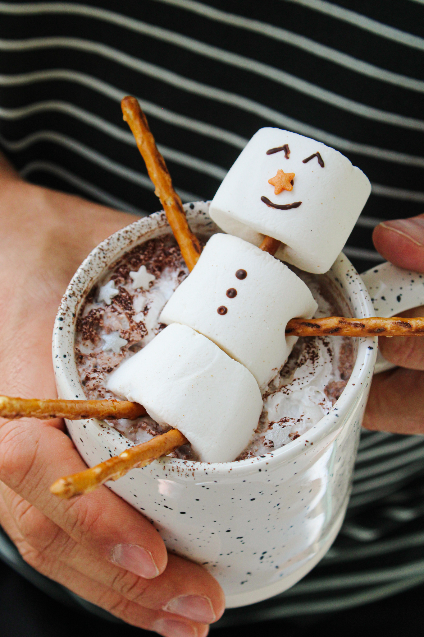 Vegan chocolademelk met marshmallow sneeuwpop