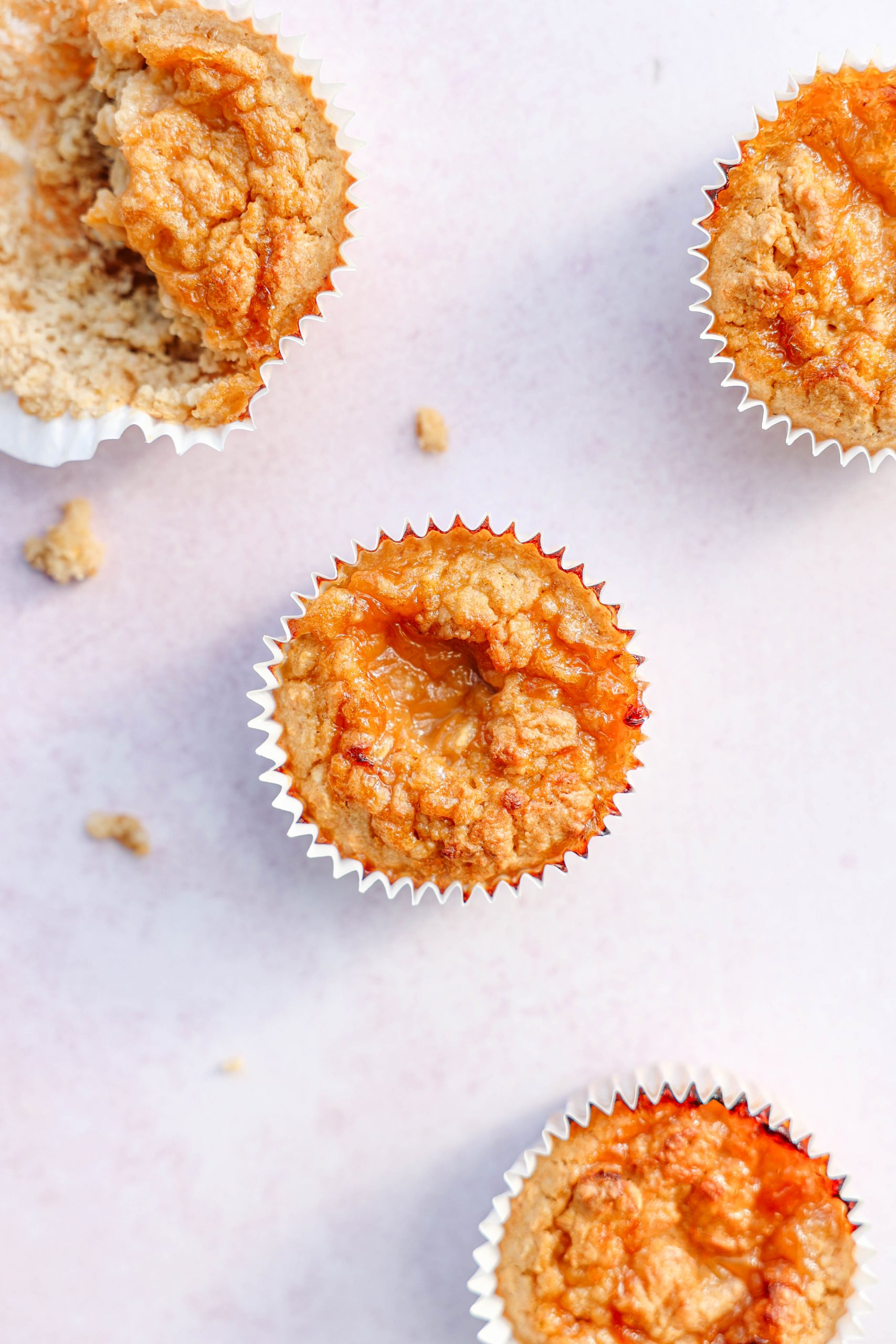 gezonde muffin met pindakaas en abrikozenjam makkelijk snel voedzaam tussendoortje